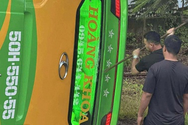 Phá cửa kính giải cứu 46 người kẹt trên xe khách bị lật