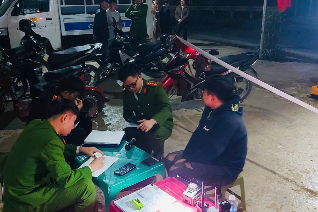Dính cồn kịch khung, nam thanh niên lái xe bỏ chạy, kéo ngã cán bộ CSGT - 2 Dính cồn kịch khung, nam thanh niên lái xe bỏ chạy, kéo ngã cán bộ CSGT - 2
