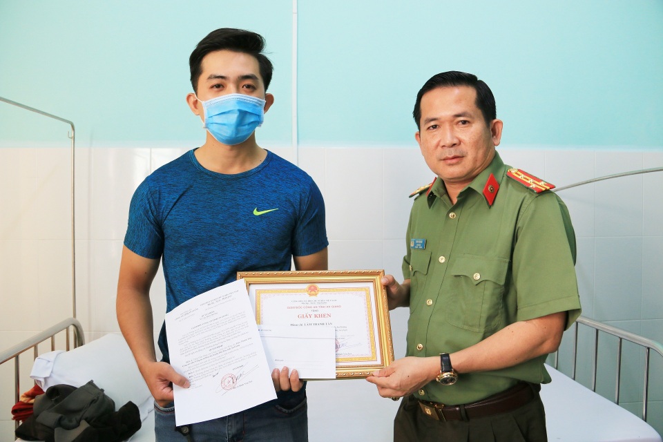 Khen thưởng công an viên dũng cảm bắt tội phạm - 2 Khen thưởng công an viên dũng cảm bắt tội phạm - 2