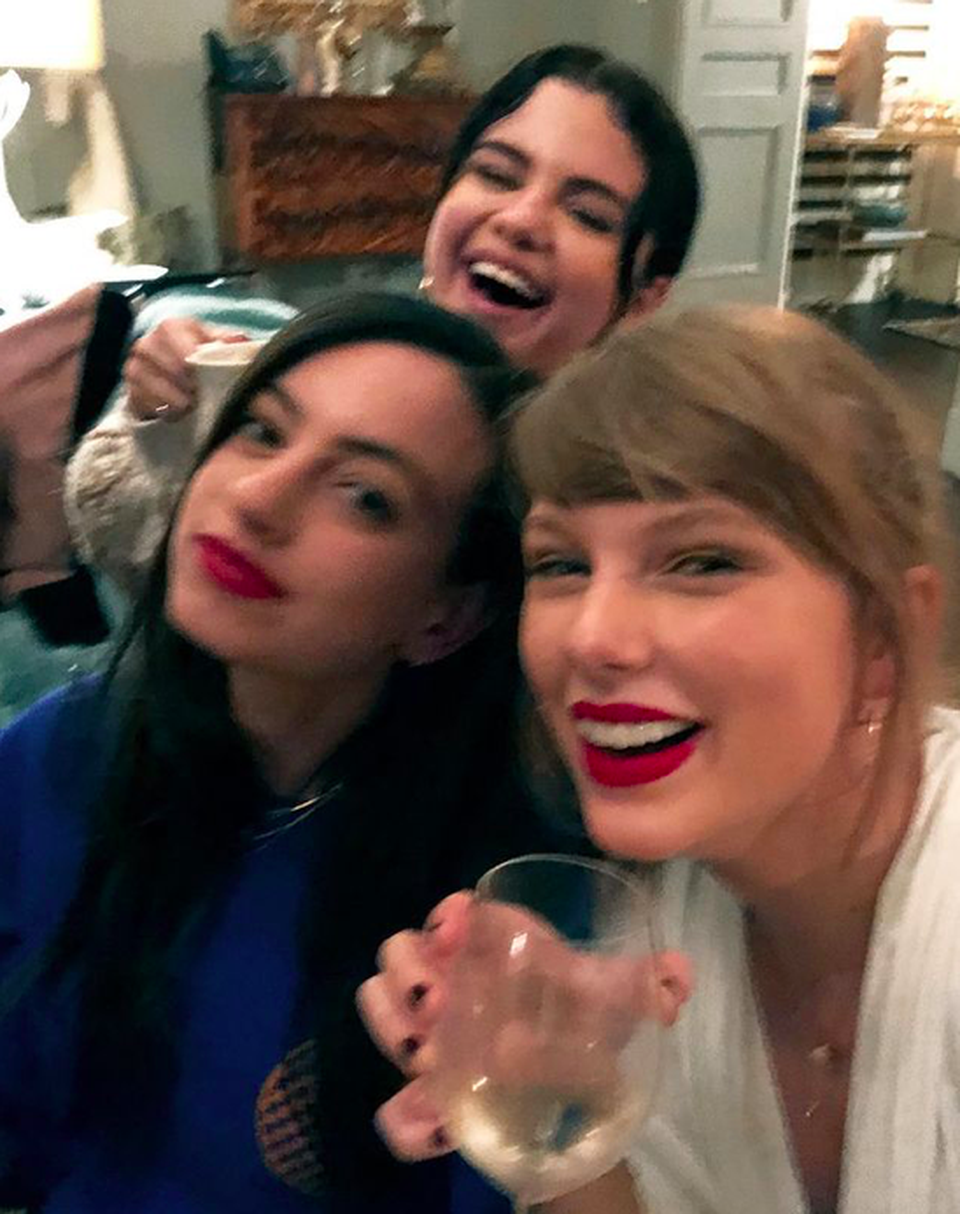 Taylor Swift và hội bạn thân bốc lửa - 2 Taylor Swift và hội bạn thân bốc lửa - 2
