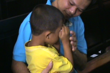 Vụ chai nước có ruồi: Luật sư nhận làm cha đỡ đầu con bị cáo Minh