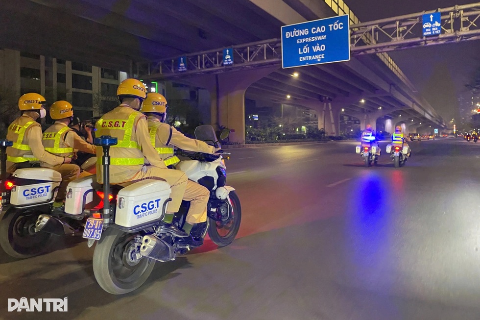 Gần 100 cảnh sát tuần tra truy bắt quái xế trong đêm - 1 Gần 100 cảnh sát tuần tra truy bắt quái xế trong đêm - 1