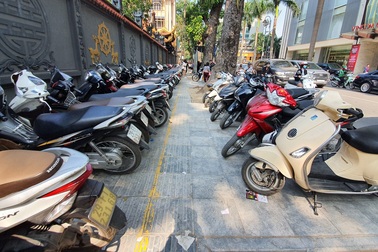 Săn hàng giảm giá: Dù bị "chặt chém" vé gửi xe, các "tín đồ mua sắm" vẫn vây kín phố Bà Triệu