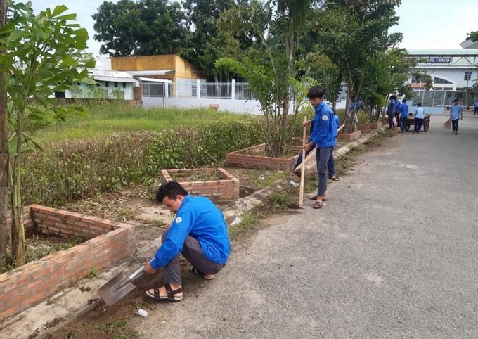 Đoàn viên thanh niên, sinh viên nhà trường tham gia quét dọn, nhổ cỏ, tỉa cây cảnh, thu gom, xử lý rác thải, dọn dẹp vệ sinh, chăm sóc cây xanh trong khuôn viên
