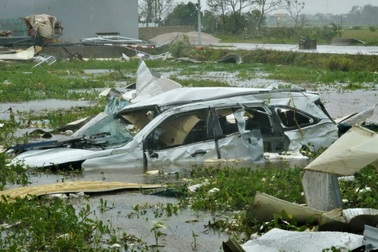 Bão Bualoi gây hư hỏng hàng loạt ô tô, xe máy