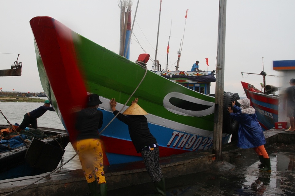 Phó Thủ tướng thị sát, kiểm tra công tác phòng chống ở vùng tâm bão - 4 Phó Thủ tướng thị sát, kiểm tra công tác phòng chống ở vùng tâm bão - 4