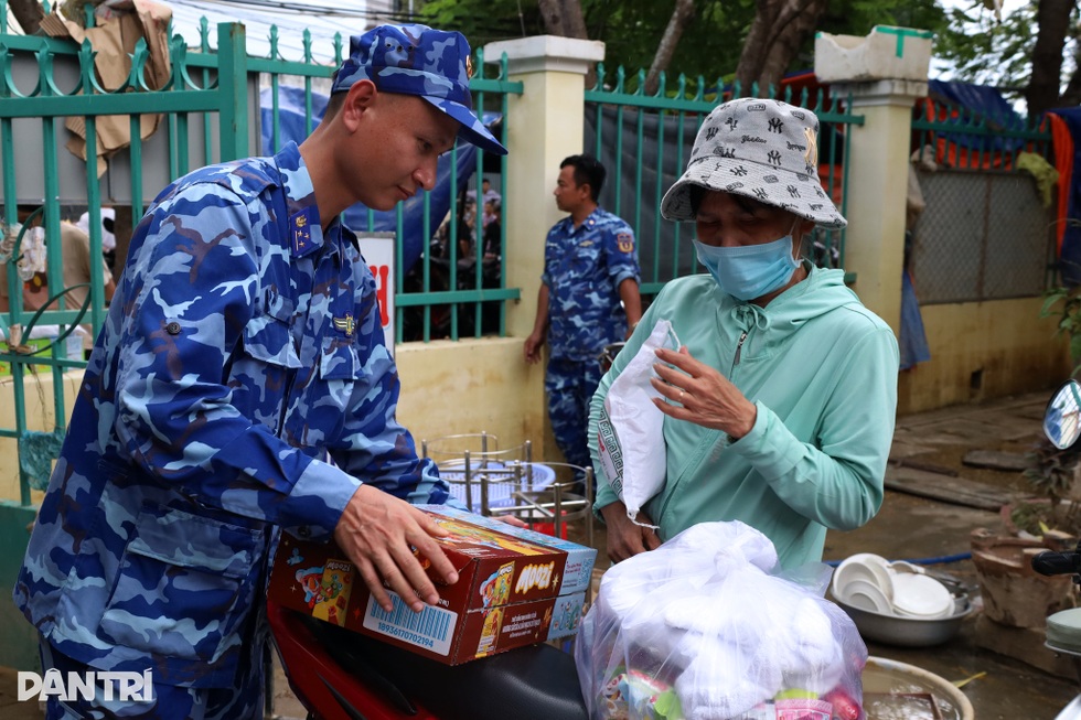 Người dân Nha Trang bị lũ “đánh úp” 4 lần trong 15 ngày - 5