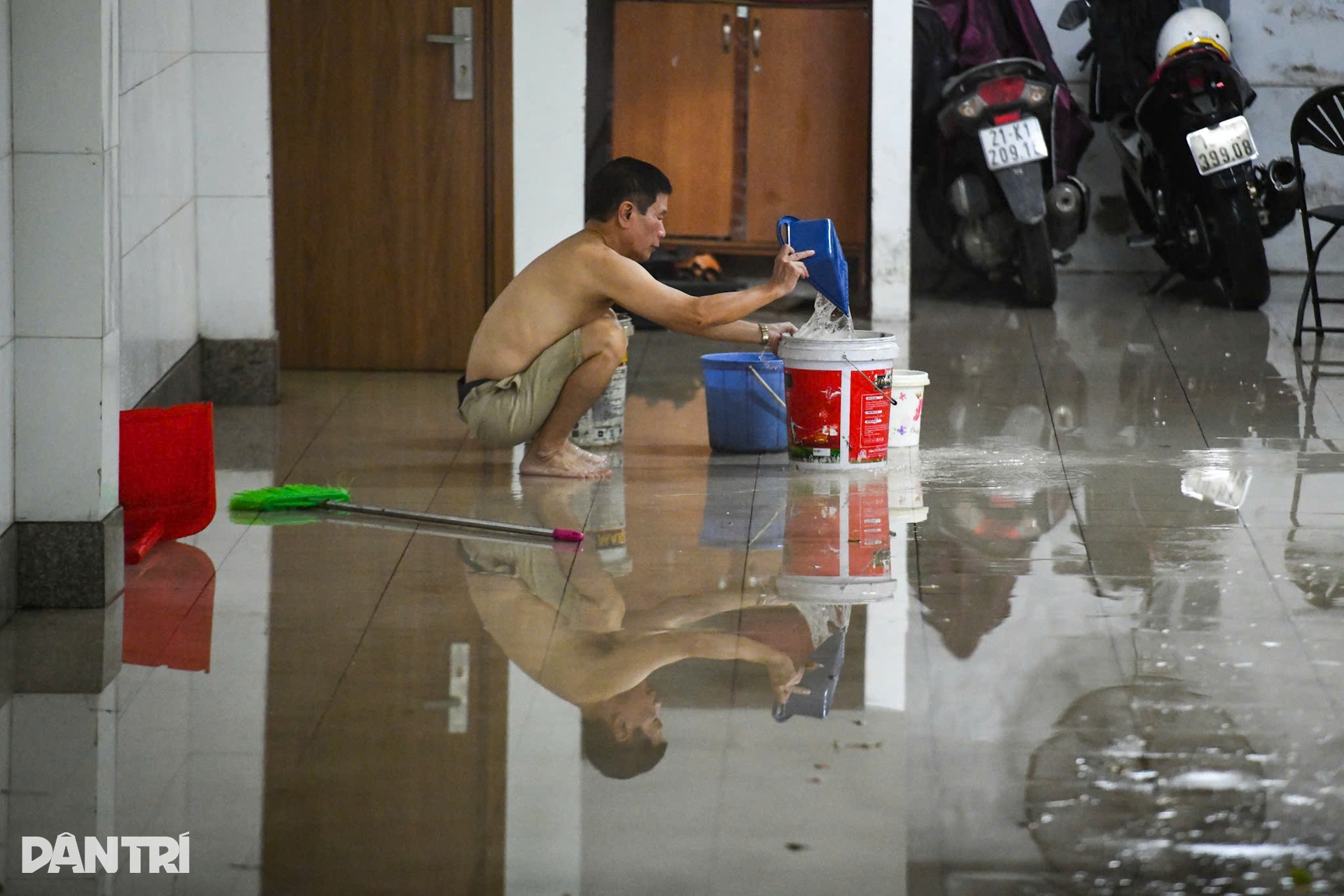 Hà Nội mưa lớn từ sáng sớm, phố phường ngập sâu, xe cộ chết máy hàng loạt - 18 Hà Nội mưa lớn từ sáng sớm, phố phường ngập sâu, xe cộ chết máy hàng loạt - 18