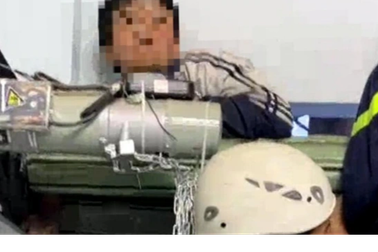 Giải cứu bé trai 11 tuổi bị kẹt tay vào cửa cuốn ở Đà Lạt