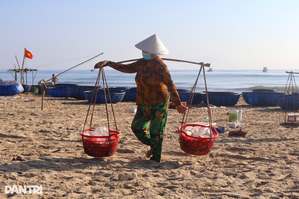 Nữ phu cá oằn mình trên cát, lấy nắng nóng làm vui - 1