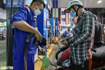 Sao giá xăng chỉ giảm 10 đồng/lít?