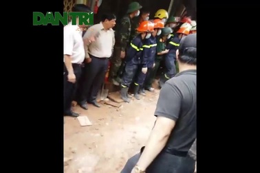 Hình ảnh lực lượng cứu hộ đưa một nạn nhân vụ sập biệt thự ra xe cứu thương