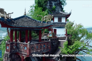 Ngôi đền 12 tầng không hề dùng đinh, nằm hiên ngang giữa sông cả trăm năm