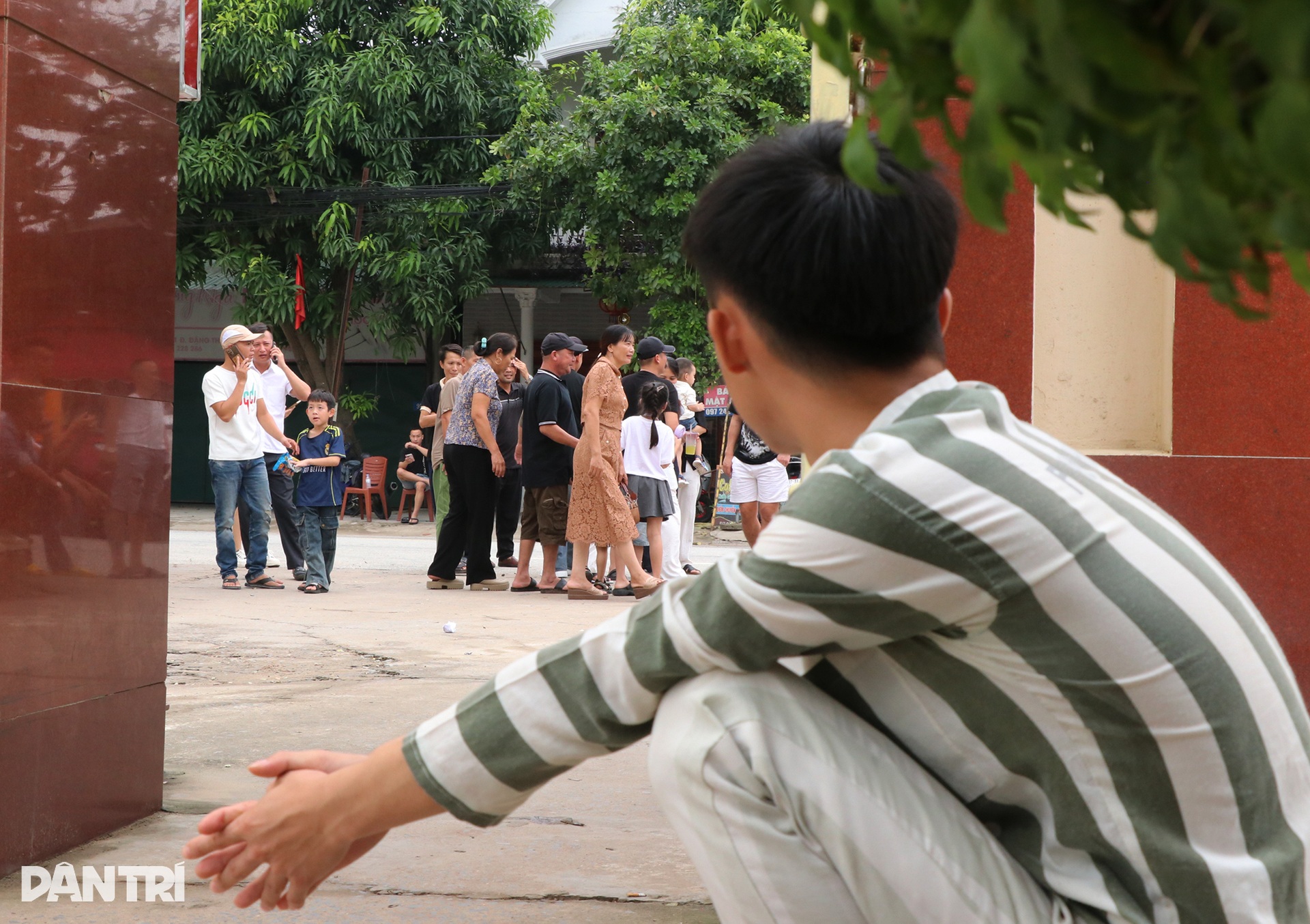 Cái ôm của chàng sinh viên sa chân vào vòng lao lý ngày được đặc xá - 10