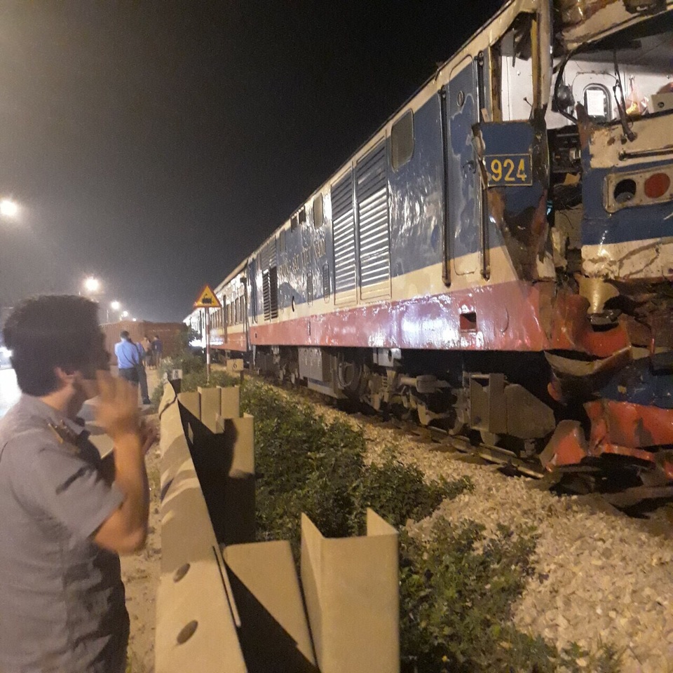 tau-tong-container.jpg Tàu hỏa tông đứt đôi container