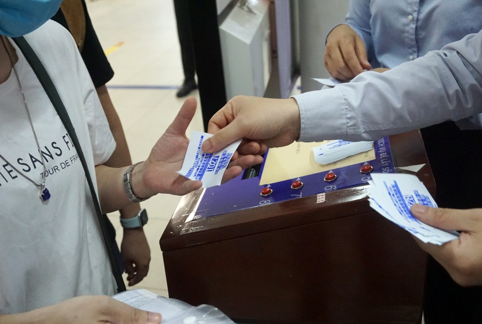 Người dân Hà Nội ùn ùn đi làm trợ cấp thất nghiệp... từ 5h sáng - 5 Người dân Hà Nội ùn ùn đi làm trợ cấp thất nghiệp... từ 5h sáng - 5