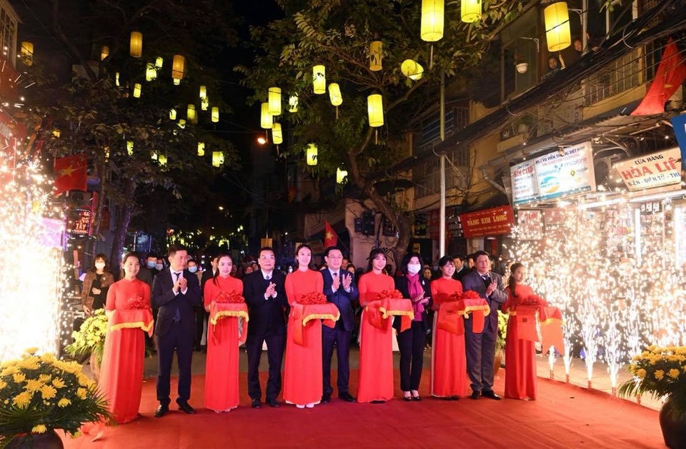 Mãn nhãn với pháo hoa rực rỡ đón chào năm mới - 34 Mãn nhãn với pháo hoa rực rỡ đón chào năm mới - 34
