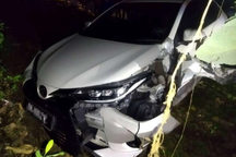 Hai anh em 3 tuổi và 6 tuổi rủ nhau lái ô tô đi mua sắm, gây tai nạn