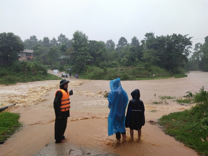 Một số ngầm, tràn ở khu vực miền núi tỉnh Quảng Trị bị nước lũ dâng cao gây ngập lụt, nước chảy xiết rất nguy hiểm