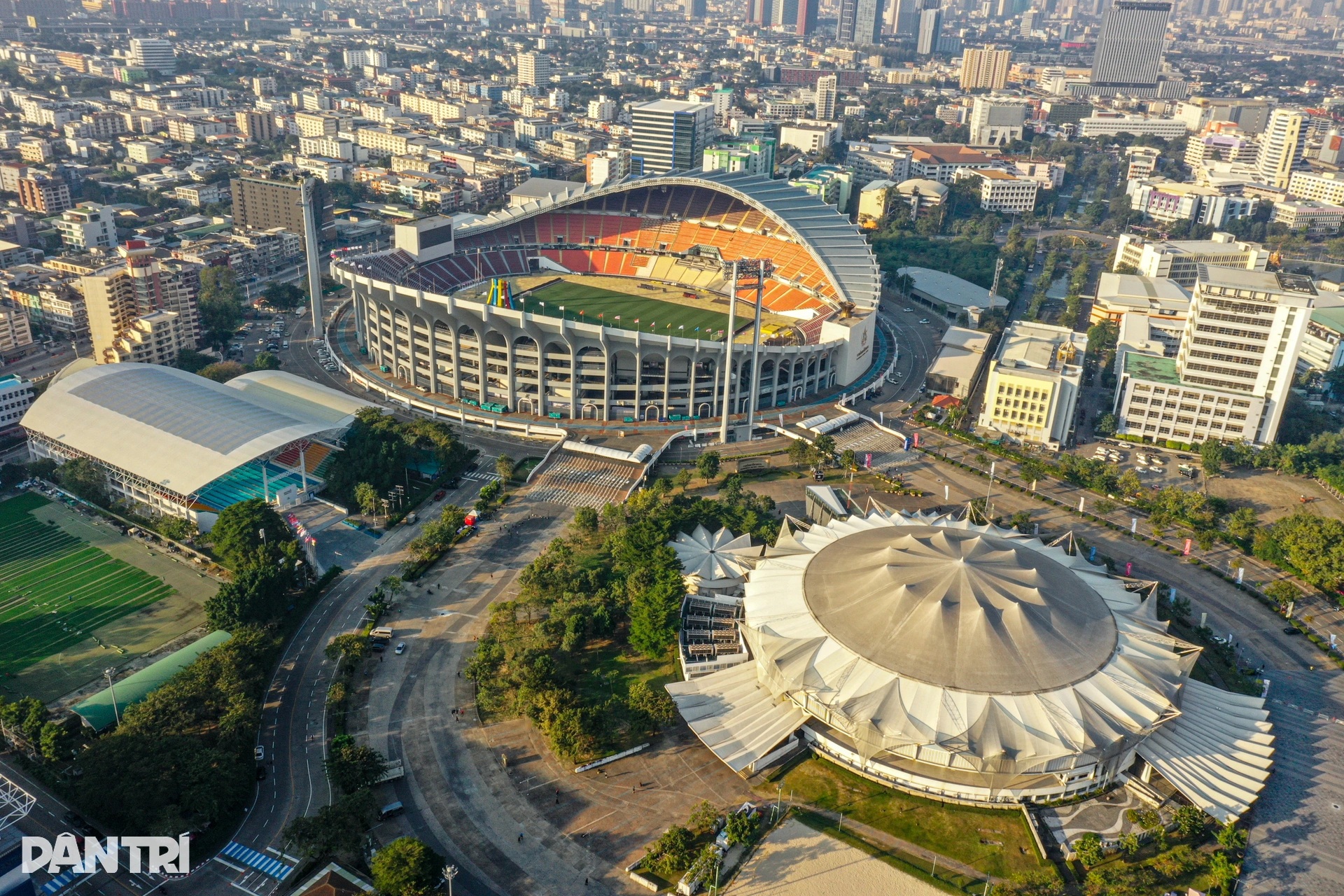 ກິລາຊີເກມ 33 ສະໜາມ ເຜີຍຄວາມງາມກ່ອນພິທີເປີດ - 1 Dàn nhà thi đấu SEA Games 33 hé lộ vẻ đẹp trước giờ khai mạc - 1