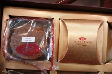 Bánh trung thu của khách sạn Crowne Plaza mốc vì "3 không"?