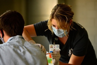 WHO khuyên tiêm vaccine Covid-19 tăng cường cho người suy giảm miễn dịch