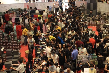 Hàng hiệu giảm giá sốc, người Sài Gòn xếp hàng dài cả trăm mét tranh nhau mua