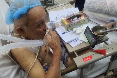 Xúc động hình ảnh cụ ông 80 tuổi đeo máy thở cổ vũ U22 Việt Nam