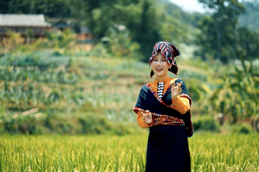 Ca sĩ Mai Chi làm mới "Địu con đi nhà trẻ" với MV đầu tay