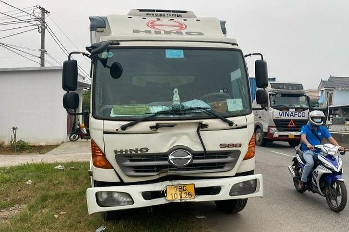 Hai cha con đi xe máy tử vong sau cú tông bất ngờ của ô tô tải - 2 Hai cha con đi xe máy tử vong sau cú tông bất ngờ của ô tô tải - 2