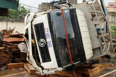 Xe chở gỗ đâm một người tử vong, lật nhào xuống đường