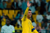 Bị hạ thấp vai trò ở tuyển Bồ Đào Nha, Ronaldo lập hat-trick tại Al Nassr
