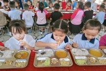 Hà Nội kiểm tra đột xuất bữa ăn bán trú, đích thân Phó Chủ tịch dẫn đoàn