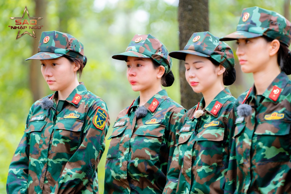 Thùy Tiên rơi nước mắt trong ngày đầu nhập ngũ với thử thách cầm rắn - 1 Thùy Tiên rơi nước mắt trong ngày đầu nhập ngũ với thử thách cầm rắn - 1
