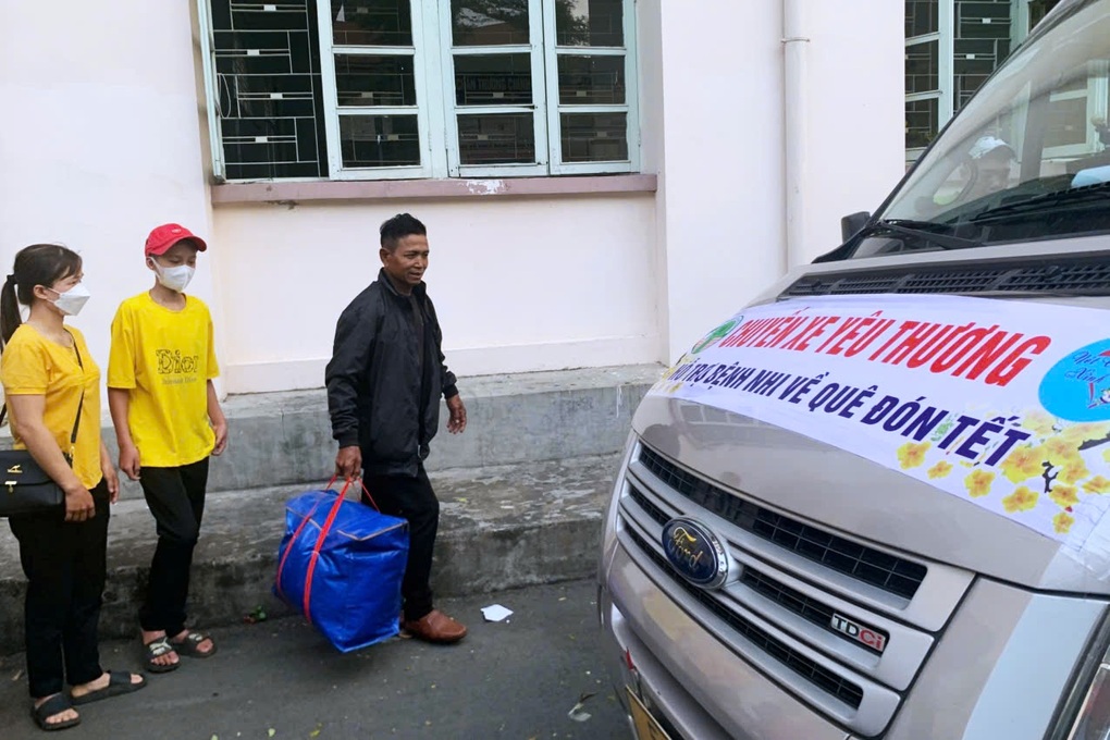Chuyến xe đặc biệt đưa bé trai 3 năm điều trị ung thư máu về quê ăn Tết - 2 Chuyến xe đặc biệt đưa bé trai 3 năm điều trị ung thư máu về quê ăn Tết - 2