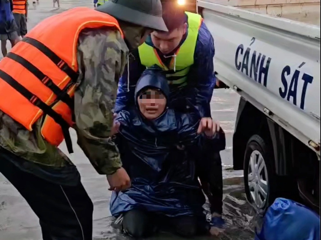 Người mẹ gào khóc khi con trai bị cuốn trôi giữa dòng nước lũ - 1 Người mẹ gào khóc khi con trai bị cuốn trôi giữa dòng nước lũ - 1