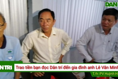 Trao tiền bạn đọc Dân trí đến anh Lê Văn Minh.