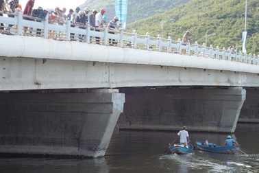 Nam sinh lớp 11 mất tích một ngày vì bị lật thuyền trên sông