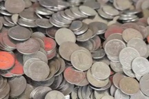 Chàng trai mang cả xe tải tiền xu để đi mua chiếc motor yêu thích