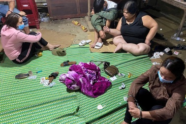 Bắt tại trận nhóm cờ bạc chuyên "quậy" ở các đám tang