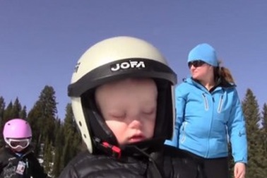 Clip “em bé đáng yêu ngủ gật” ấn tượng nhất Internet tuần qua