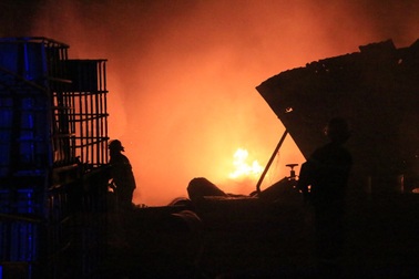 Hoả hoạn cực lớn, vựa ve chai chìm trong biển lửa