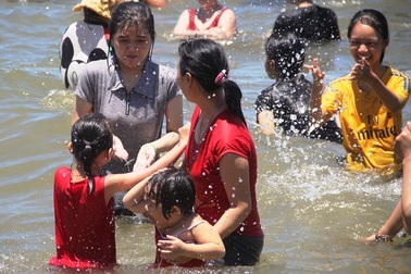 Kỳ lạ nơi người dân đổ xô tắm biển lúc... 12 giờ trưa để xả xui