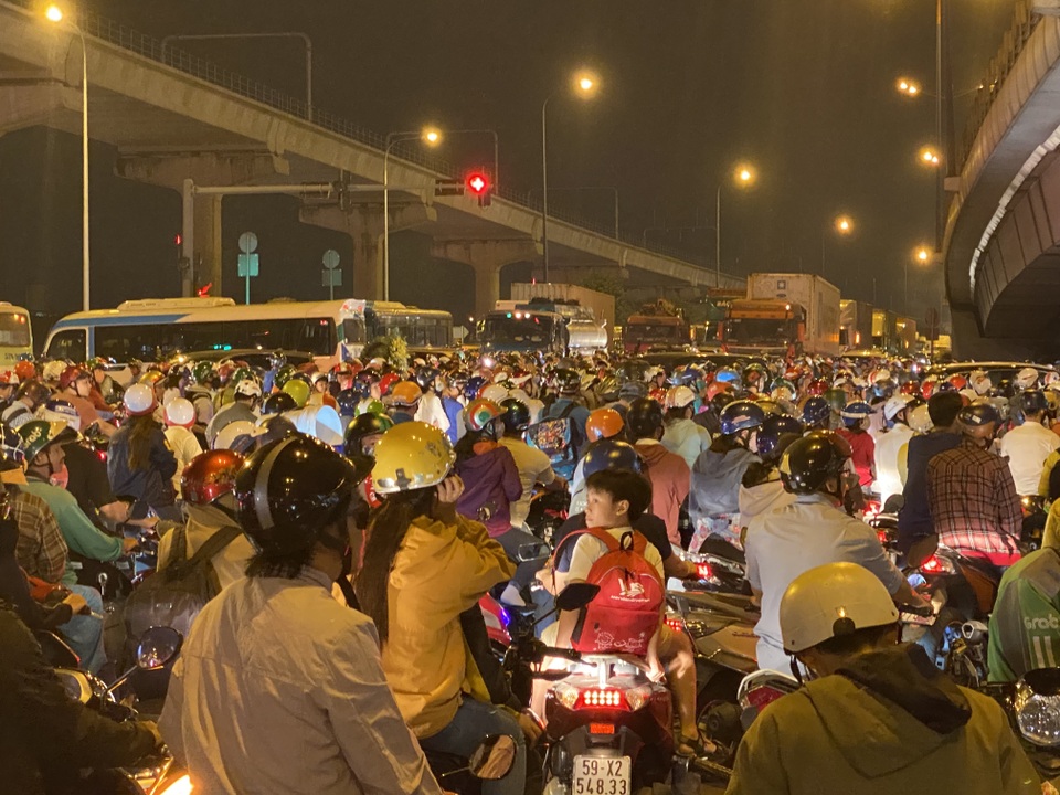 Cửa ngõ Sài Gòn “thất thủ”, CSGT ngăn xe vào trung tâm Thủ Đức - 5 Cửa ngõ Sài Gòn “thất thủ”, CSGT ngăn xe vào trung tâm Thủ Đức - 5