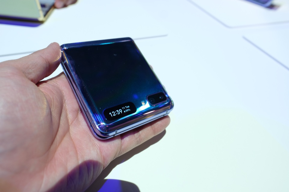 Cận cảnh smartphone màn hình gập Galaxy Z Flip - Nhỏ gọn và bóng bẩy - 9 Cận cảnh smartphone màn hình gập Galaxy Z Flip - Nhỏ gọn và bóng bẩy - 9