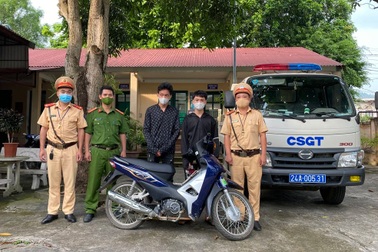 Nhóm thiếu niên bốc đầu xe máy rồi tông thẳng vào cảnh sát