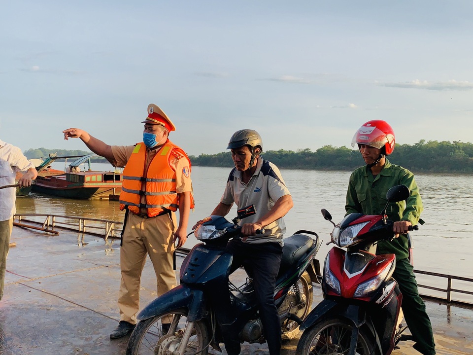 Cảnh sát Giao thông có mặt từ 5h sáng đưa 200 thí sinh qua sông đi thi - 1 Cảnh sát Giao thông có mặt từ 5h sáng đưa 200 thí sinh qua sông đi thi - 1