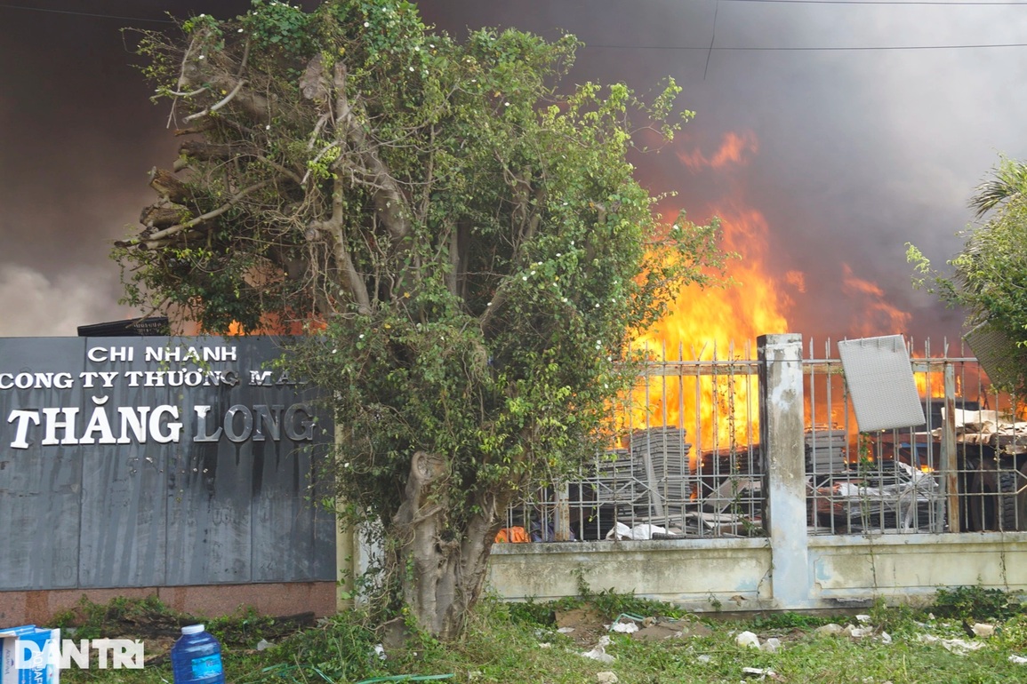 Hàng trăm chiến sĩ dập đám cháy cực lớn trong cụm công nghiệp - 3 Hàng trăm chiến sĩ dập đám cháy cực lớn trong cụm công nghiệp - 3