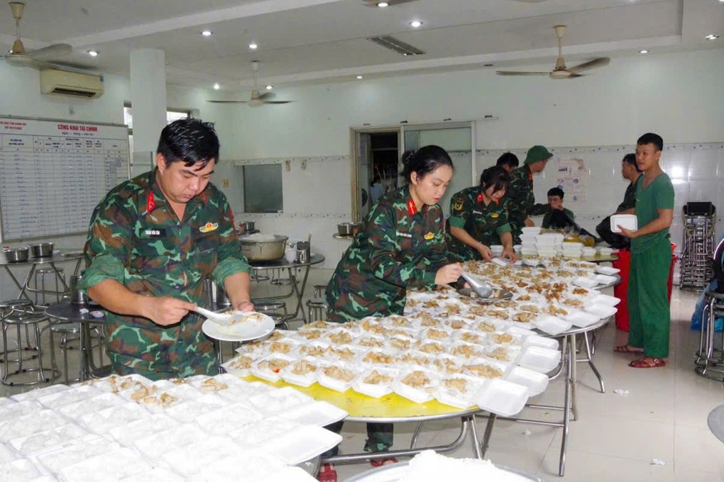 Chiến dịch đặc biệt của bộ đội với người dân vùng lụt - 2