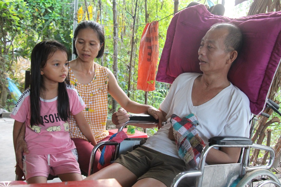 Thương người vợ ung thư gồng mình chăm chồng liệt giường, nuôi 2 con nhỏ - 5 Thương người vợ ung thư gồng mình chăm chồng liệt giường, nuôi 2 con nhỏ - 5